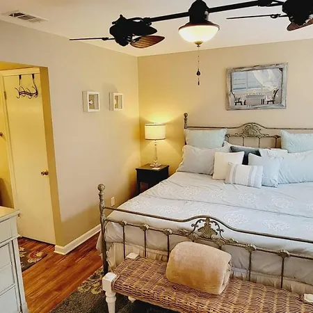 Harbour Oaks Professionally Decorated Downstairs Really Nice 3 Bedroom
